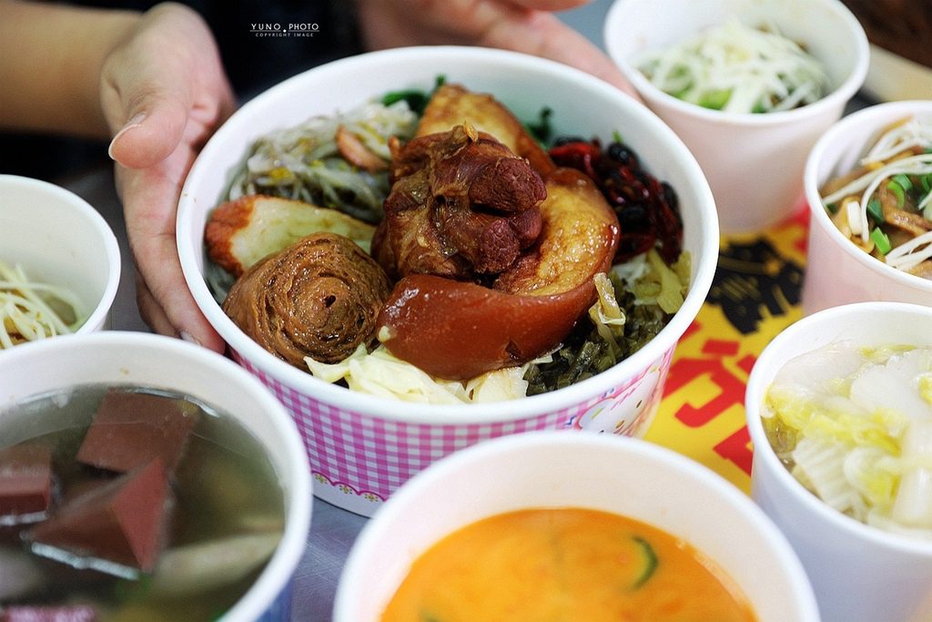 鹿港洪爌肉飯，台中美食， 在地人大推超厚切的霸氣爌肉飯 @鄉民食堂