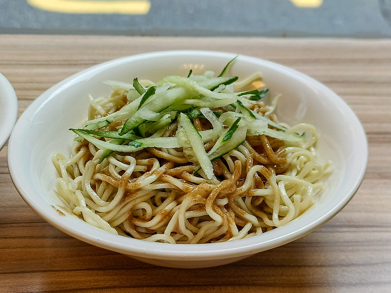 蘭花亭涼麵(創始店)，清爽不膩醬汁蠻多的近一甲子老牌涼麵，陸橋下自強商場旁的回憶